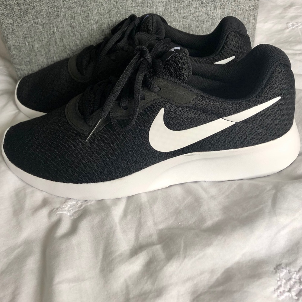 Women’s Nike tennis shoes size 9 NWOT
